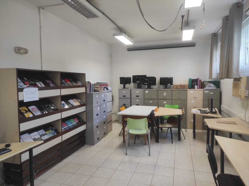 Visão geral da Hemeroteca do Curso de Jornalismo da UFSC