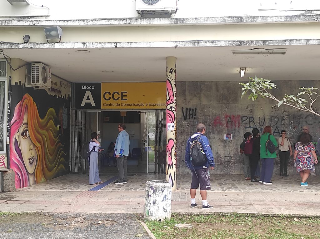 Fachada do Centro de Comunicação e Expressão (CCE) da UFSC.
