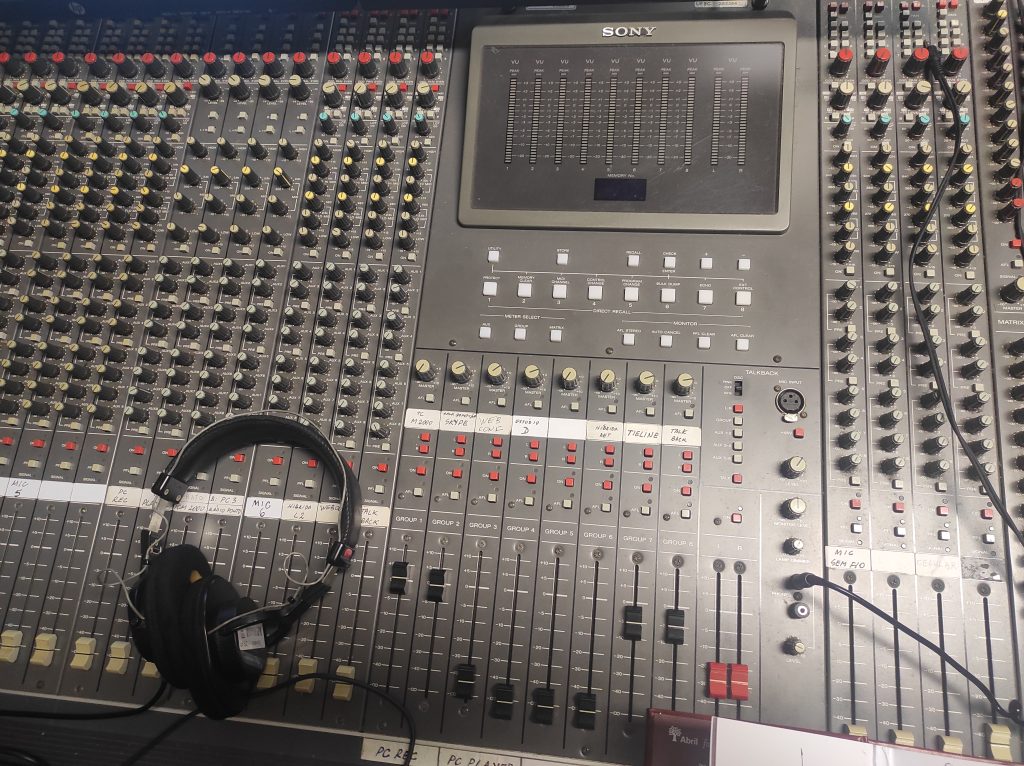 Mesa de som, equipamento de rádio
