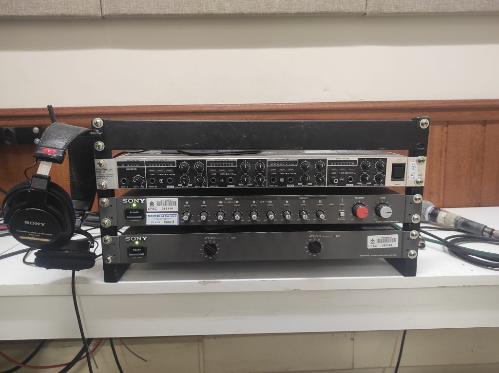 Mixer de som, equipamento de rádio