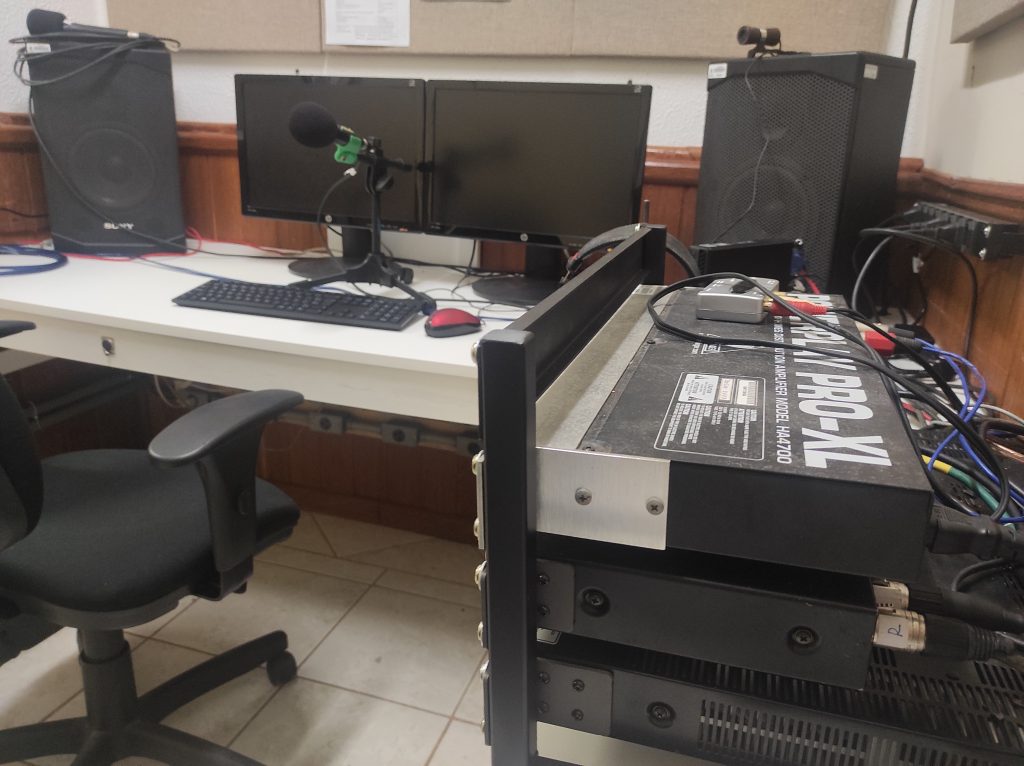 Outro estúdio de radiojornalismo, menor que o principal. Há uma disposição de materiais de modo a realizar a gravação de programas de forma autônoma