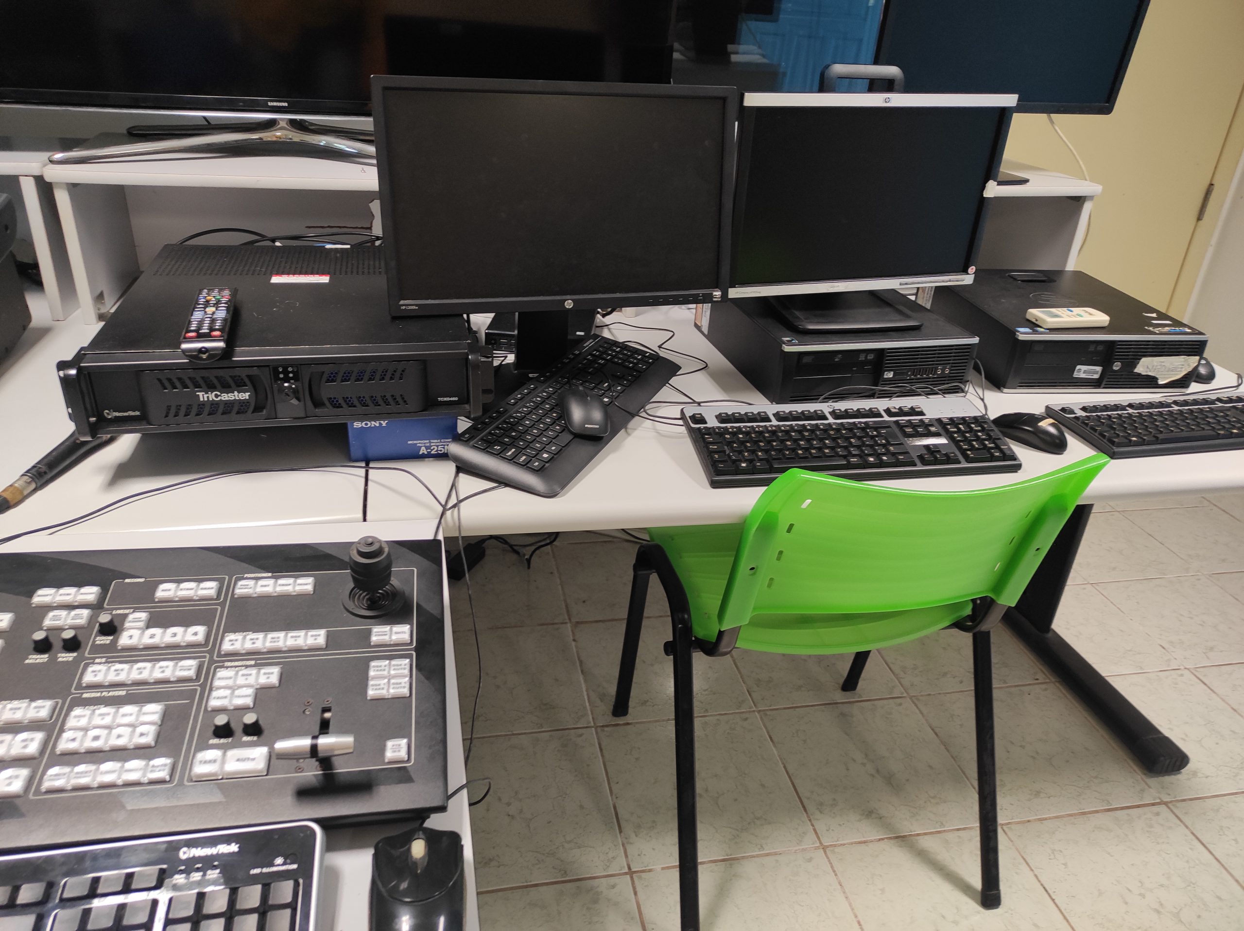Computador e equipamentos de telejornalismo